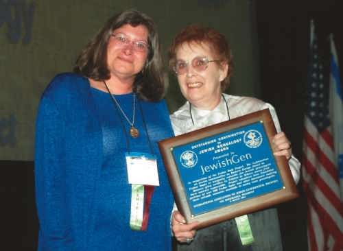 Susan King and Joyce Field holding the IAJGS award